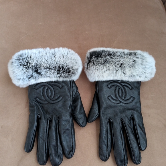 Black and White Classic Winter Gloves - Picture 1 of 2